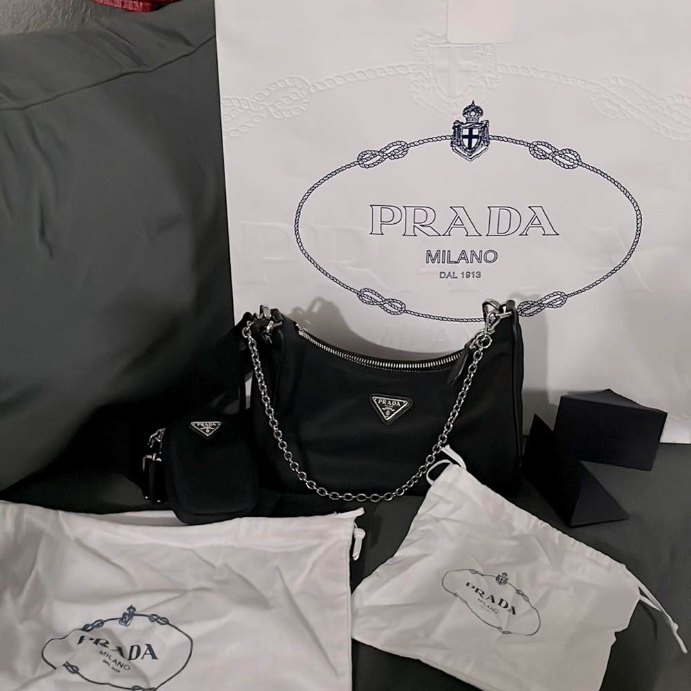 Selling my Prada bag don’t use it anymore .